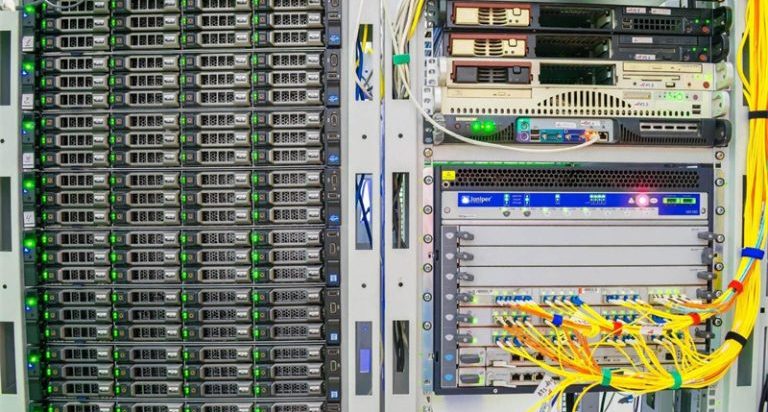 SUCCESS-CASE-2-RELIABLE-CONNECTIVITY-IN-DATA-CENTERS-768x511